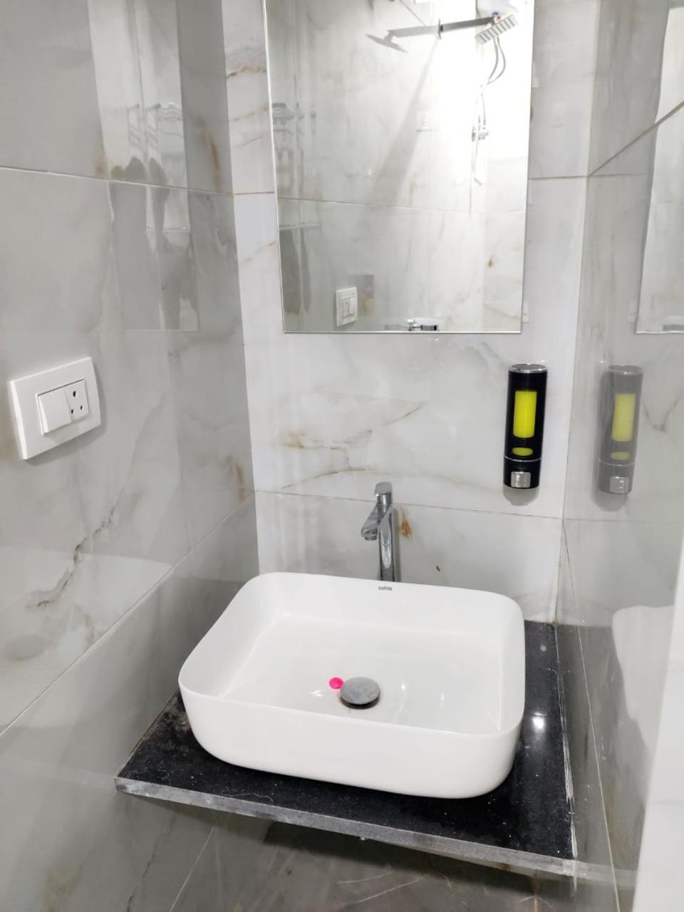 Hotel Comfy Inn Mumbai Exteriör bild